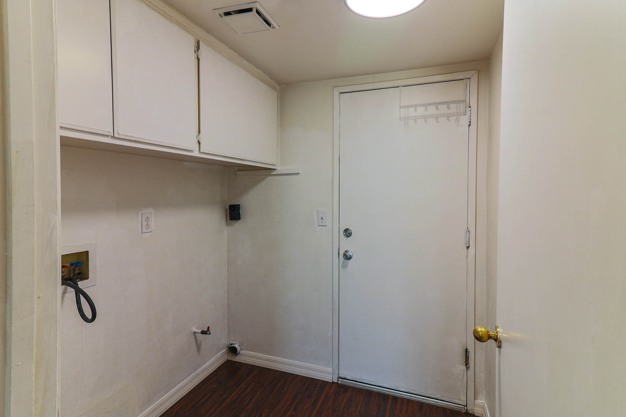 Forest Oaks laundry room photo