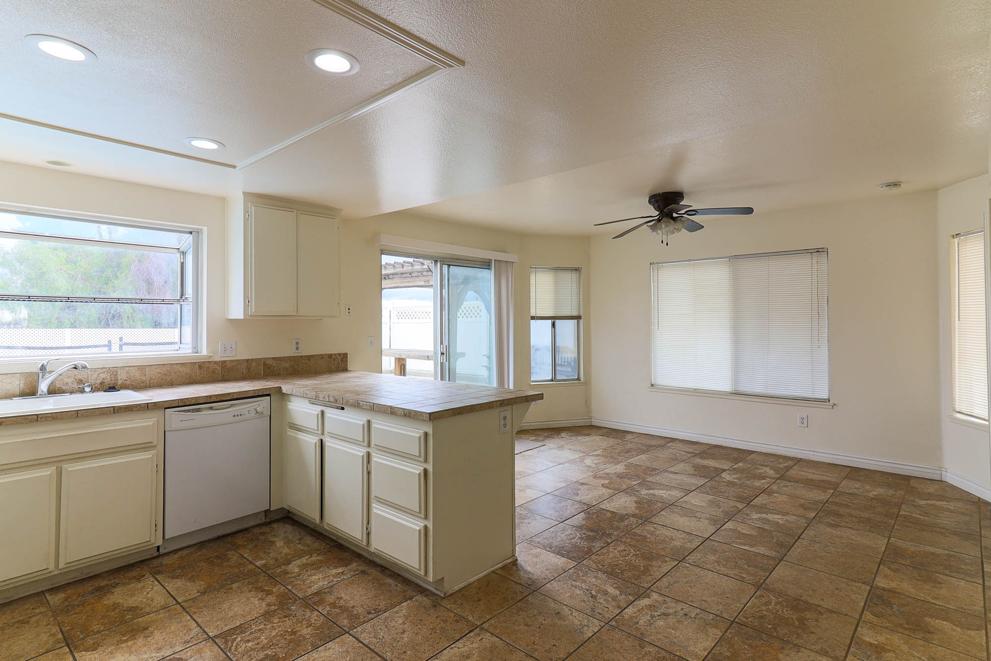 Sunnyridge kitchen and eating area photo