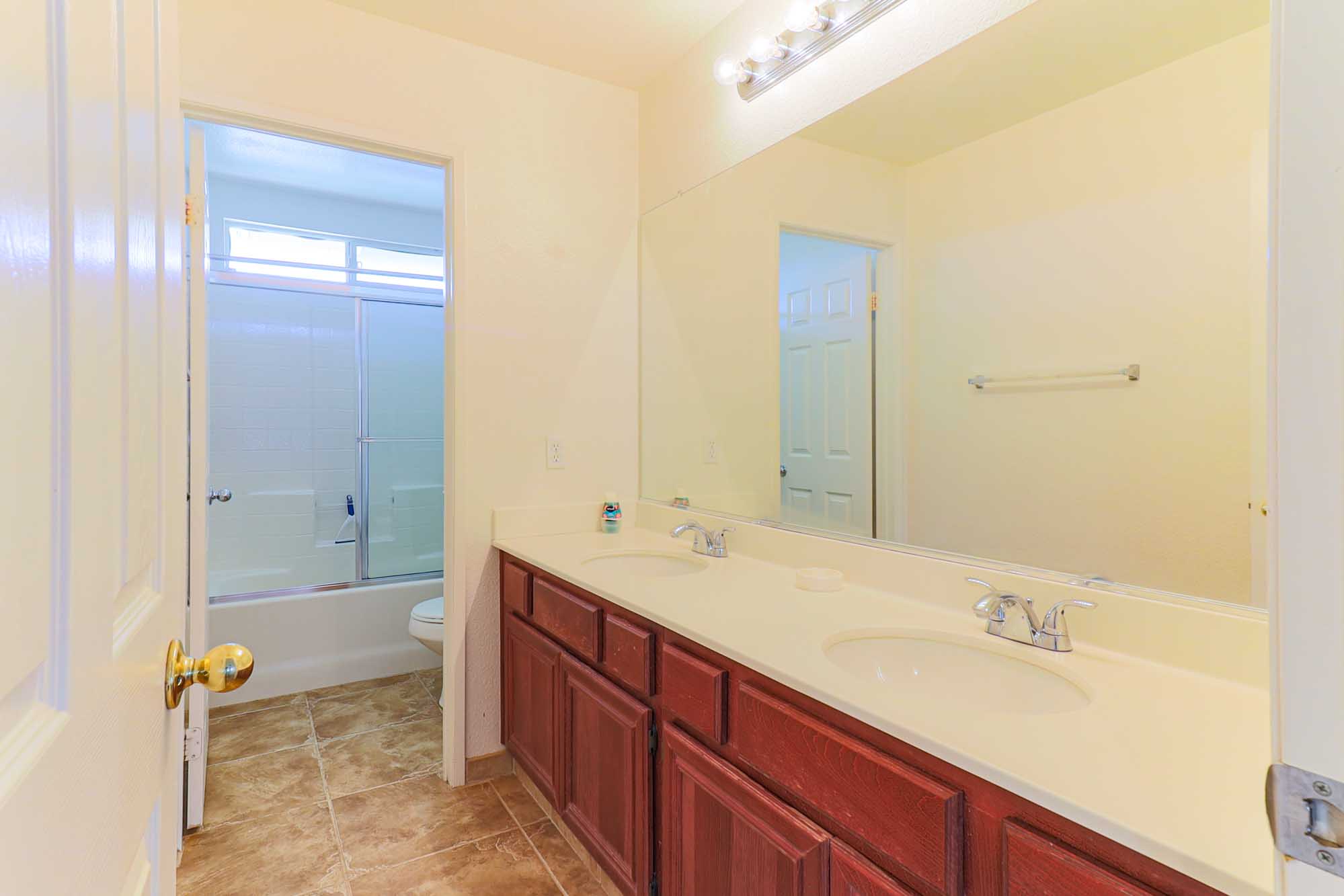 Bonita Heights upstairs hall bathroom photo