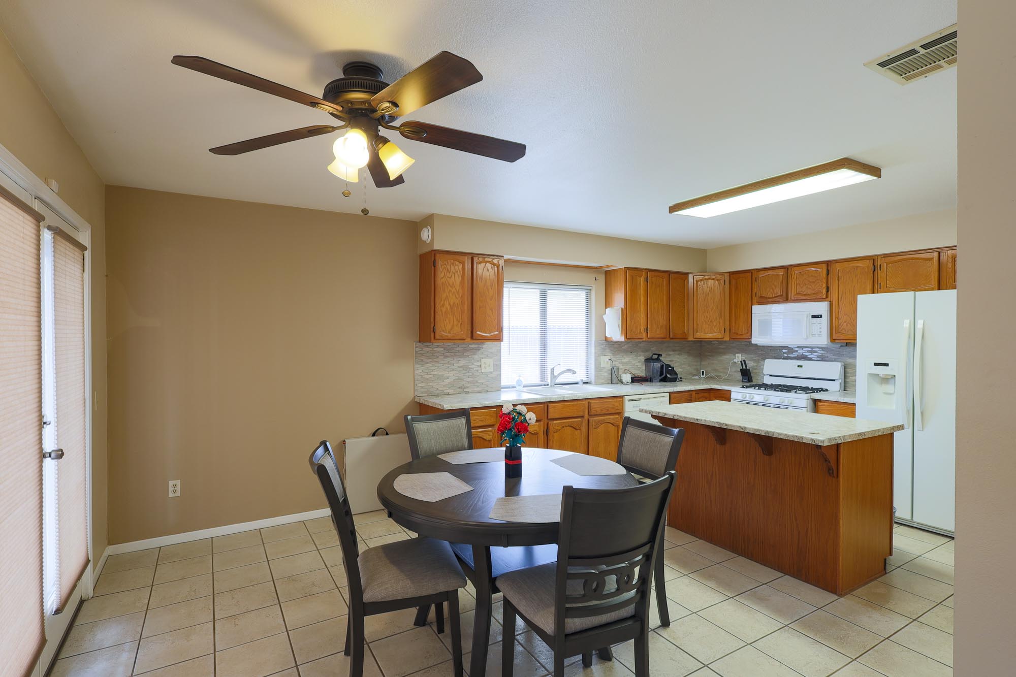 Azalea eating area and kitchen photo