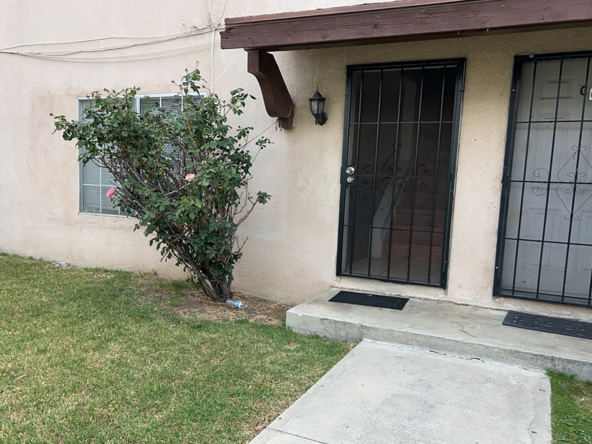212 E Jackson Front Door Photo