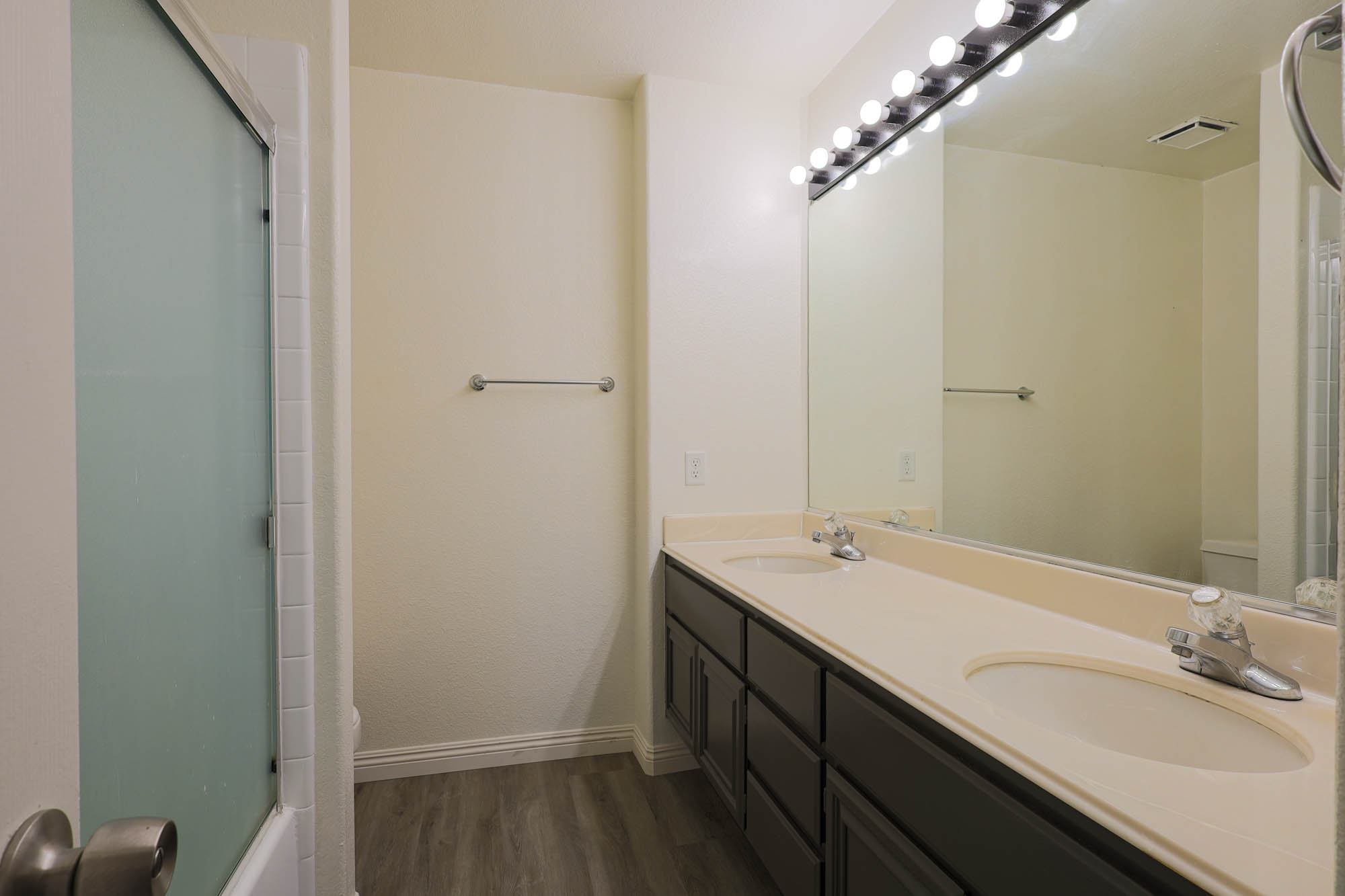 Moralia upstairs hall bathroom photo