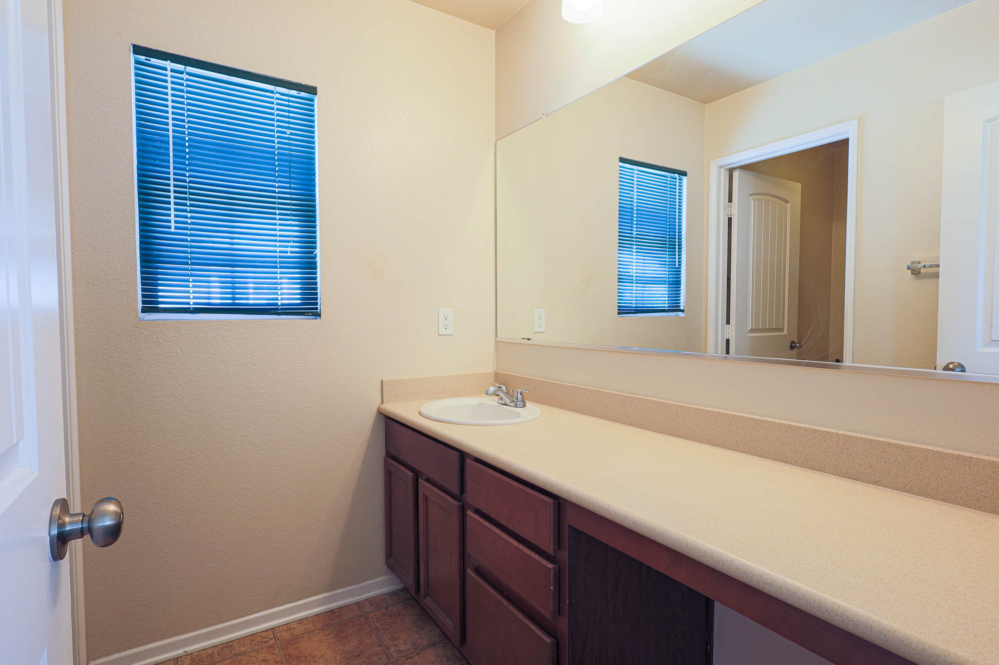 Candelaria upstairs hall bathroom photo