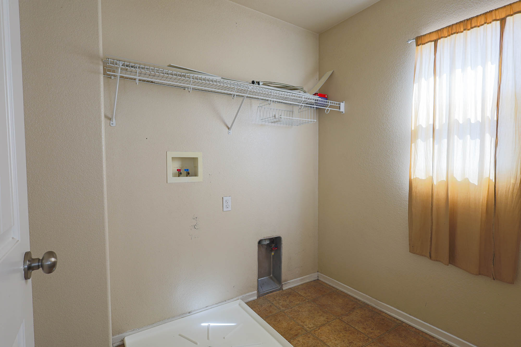 Candelaria laundry room photo