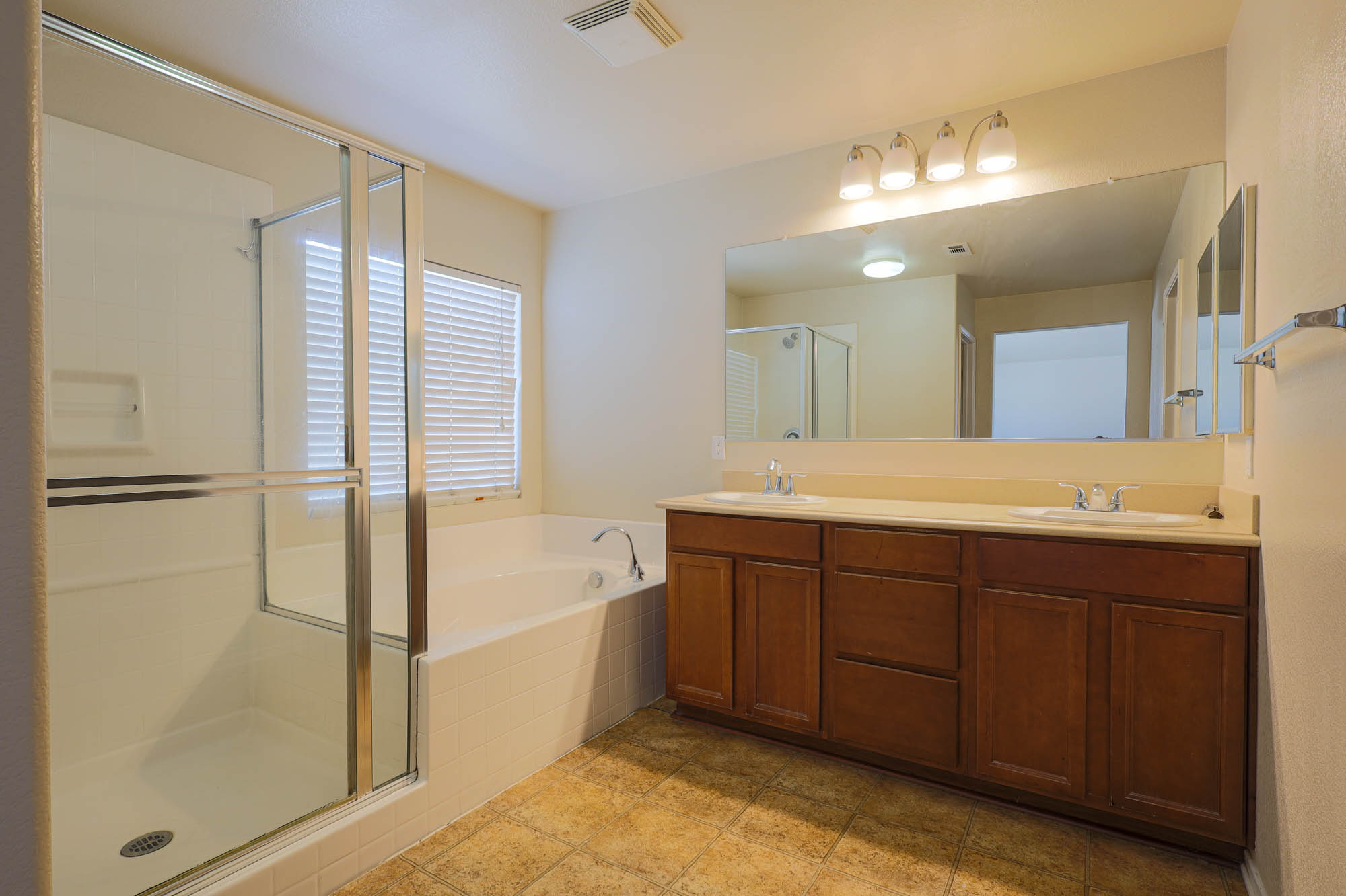 Candelaria master bathroom photo